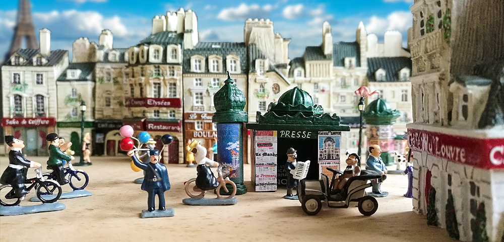 Mise en scène des beaux immeubles et boutiques de Paris avec des petits personnages en plomb.