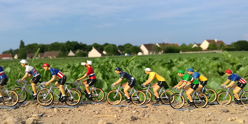 Au plat d'Etain- soldats de plomb - Paris - Mise en scène des cyclistes en plomb sur chemin de campagne du côté du Mesnil-en-Thelle