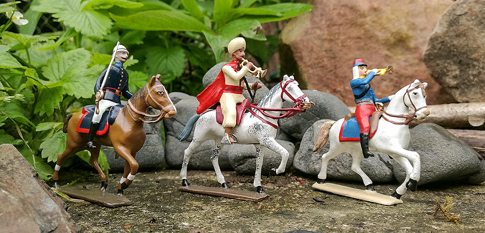soldats de plomb - figurines de collections - au plat détain à Paris - colonial à cheval, spahis marocain, et chasseur d'afrique